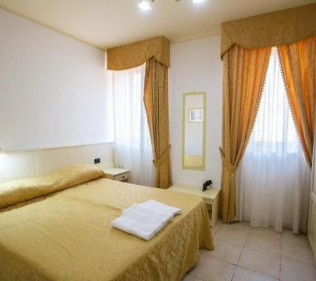 Bed and Breakfast Oz House à Scalea Extérieur photo
